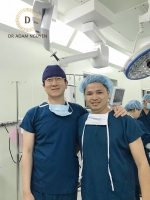 Dr Adam Nguyen thực hiện phẫu thuật cùng giáo sư tiến sĩ Kim Baek Kye