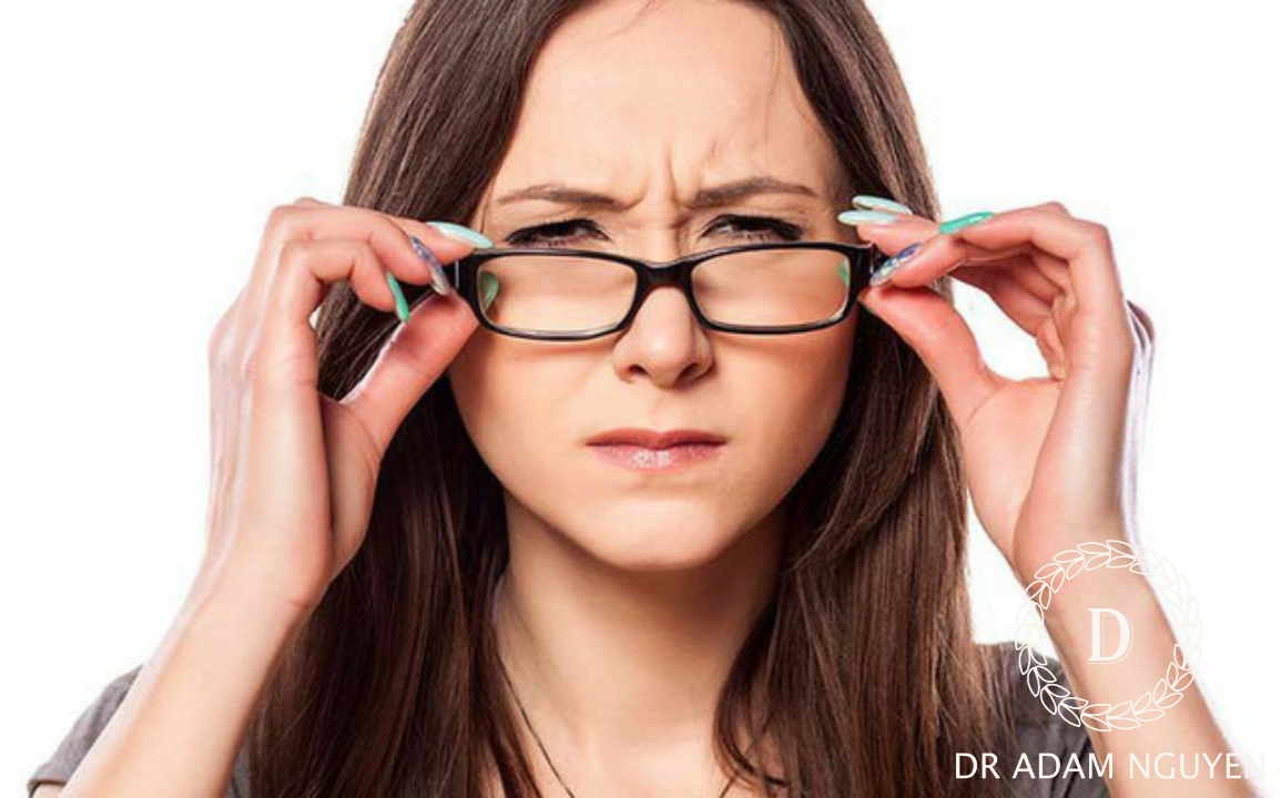 Dùng kính sai cách dẫn đến bị sụp mí mắt